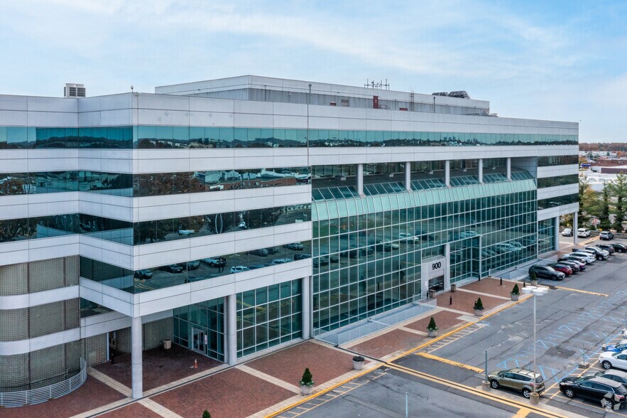 900 Stewart Ave, Garden City, NY à louer - Photo de l’immeuble – Image 3 sur 9