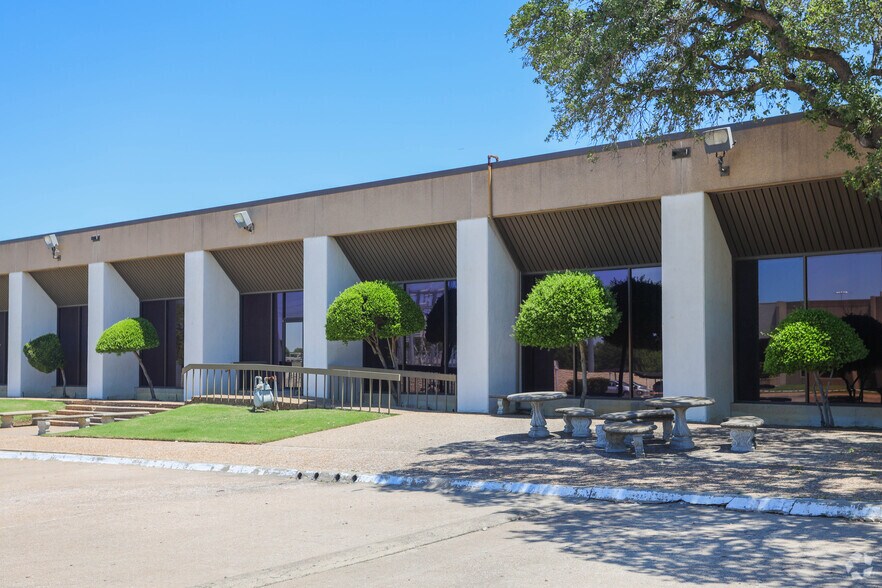 2201 Arlington Downs Rd, Arlington, TX à vendre - Photo de l’immeuble – Image 3 sur 10
