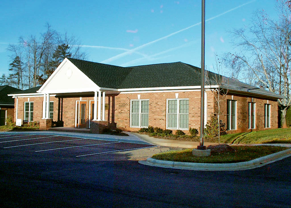 2526 Plantation Center Dr, Matthews, NC à louer Photo de l’immeuble– Image 1 sur 11