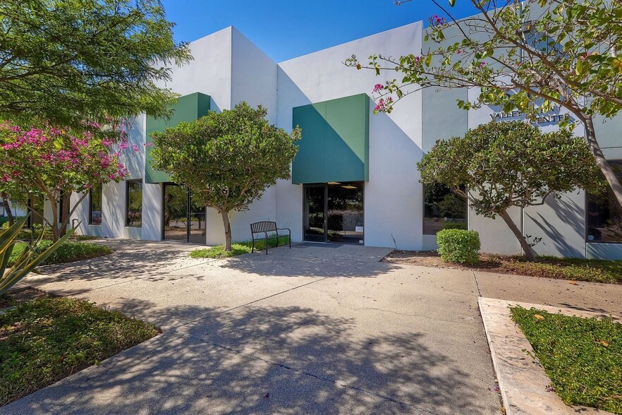13200 Kirkham Way, Poway, CA à vendre - Photo de l’immeuble – Image 2 sur 15