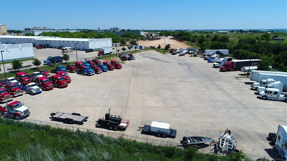 2401 Worthington Dr, Denton, TX à louer - Photo principale – Image 1 sur 3