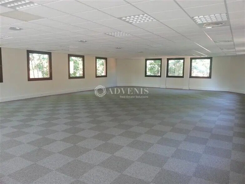 Bureau dans Montigny-le-Bretonneux à louer - Photo de l’immeuble – Image 3 sur 8