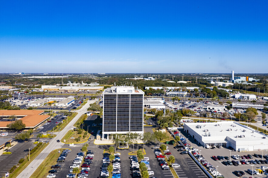 410 S Ware Blvd, Tampa, FL à louer - Photo de l’immeuble – Image 3 sur 19