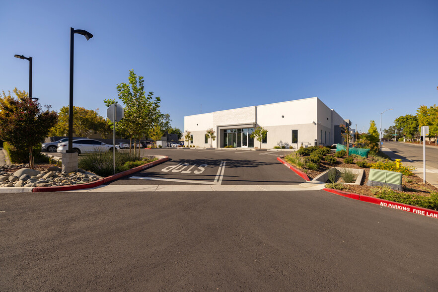 1623 Santa Clara Dr, Roseville, CA à louer - Photo de l’immeuble – Image 3 sur 31