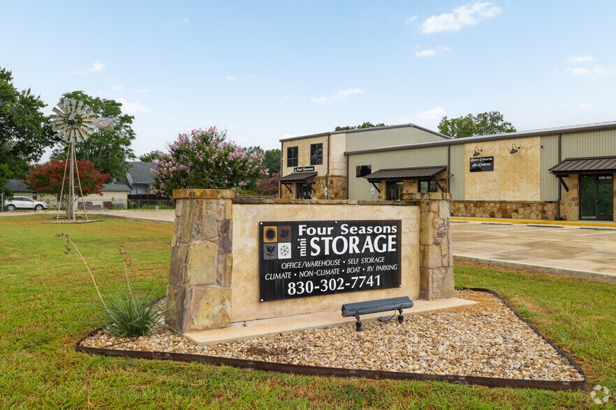 190 Center St, New Braunfels, TX à louer - Photo de l’immeuble – Image 3 sur 6