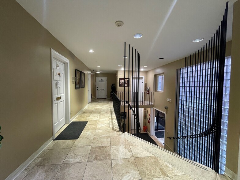 580 Roger Williams Ave, Highland Park, IL à vendre - Photo de l’immeuble – Image 2 sur 12