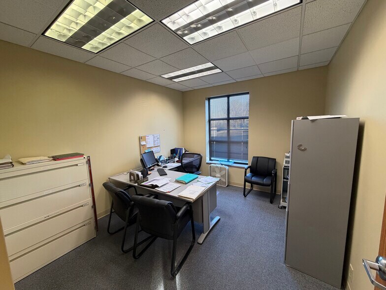 17811 E 40 Hwy, Independence, MO à vendre - Photo de l’immeuble – Image 3 sur 31