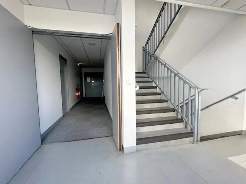 Bureau dans Plaisir à louer - Photo de l’immeuble – Image 3 sur 7