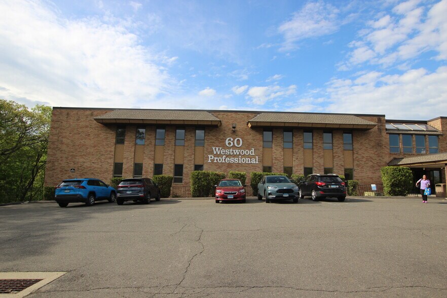 60 Westwood Ave, Waterbury, CT à vendre - Photo intérieure – Image 3 sur 10
