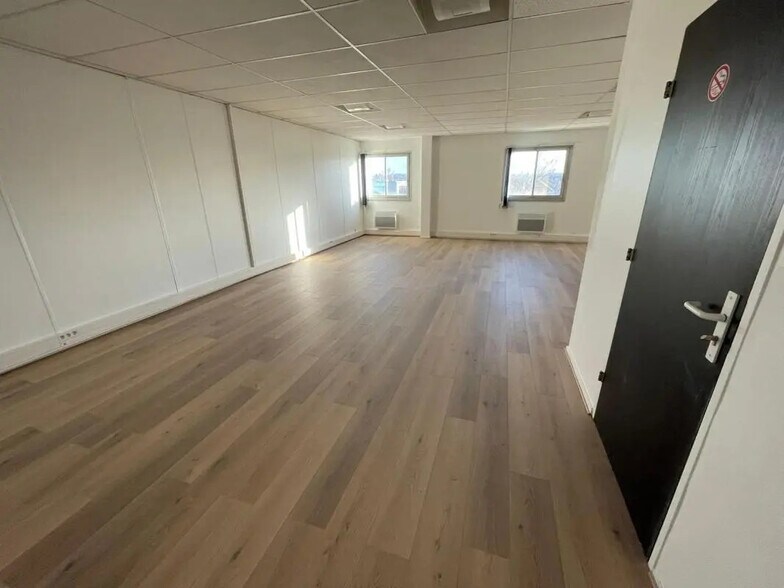 Bureau dans Neuilly-sur-Marne à louer - Photo de l’immeuble – Image 2 sur 2