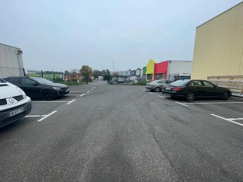 Local d'activités dans La Ville-du-Bois à vendre - Photo de l’immeuble – Image 2 sur 17
