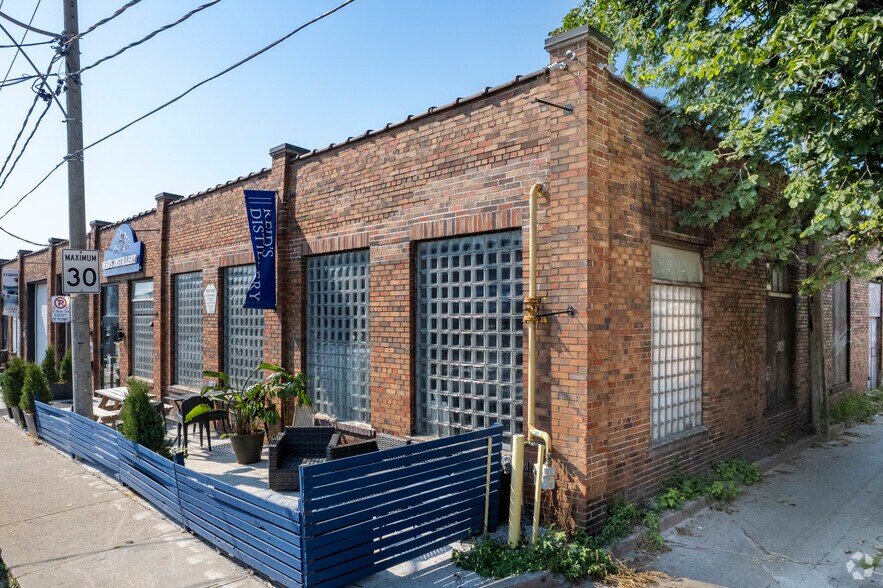 12-32 Logan Ave, Toronto, ON à louer - Photo principale – Image 1 sur 4