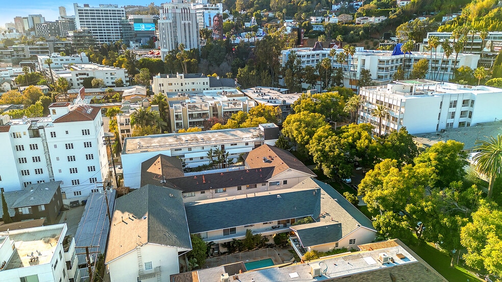 8218 De Longpre Ave, West Hollywood, CA à vendre - Photo de l’immeuble – Image 2 sur 31