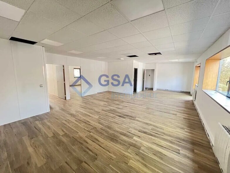 Bureau dans Savigny-le-Temple à louer - Photo intérieure – Image 2 sur 10