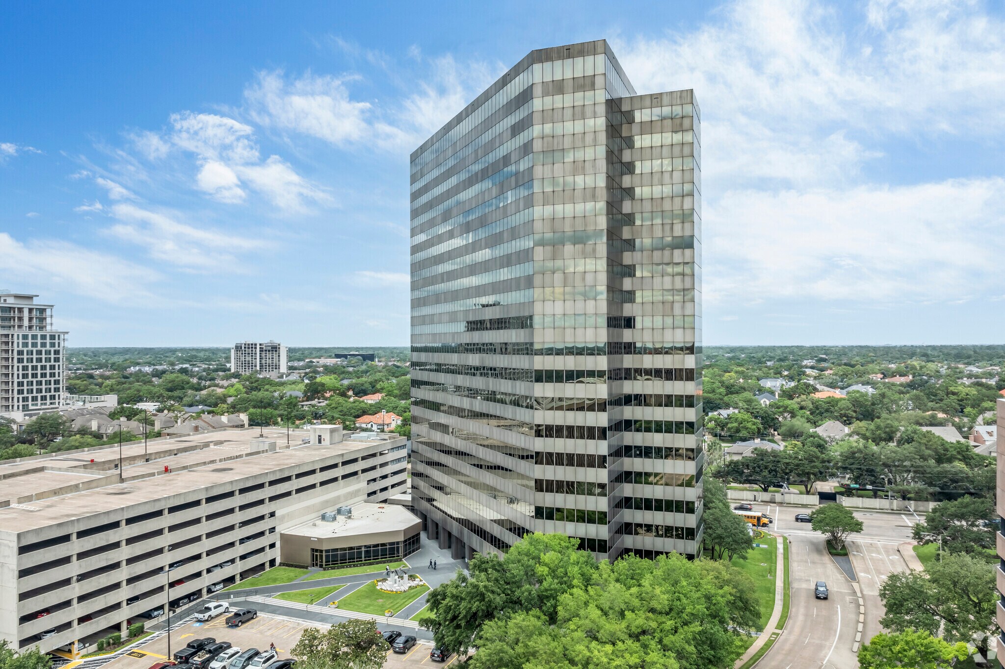 5599 San Felipe St, Houston, TX à louer Photo principale– Image 1 sur 34