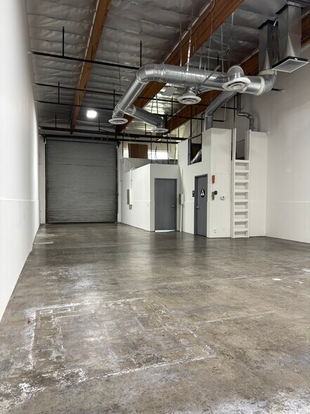 11200 Hindry Ave, Los Angeles, CA à louer - Photo de l’immeuble – Image 2 sur 6
