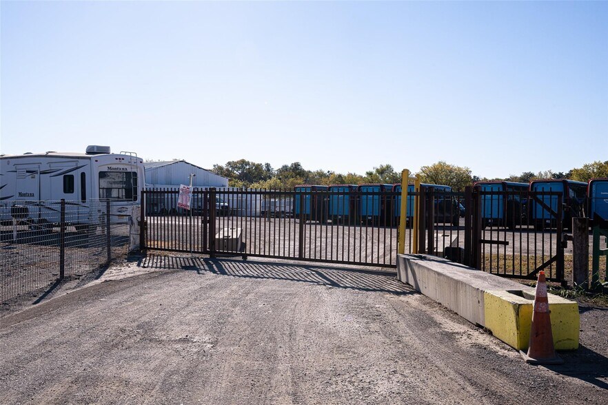 3879 Rendon Rd, Fort Worth, TX à louer - Photo de l’immeuble – Image 2 sur 13