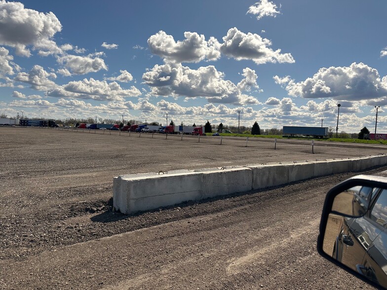 27551 S Frontage Rd, Channahon, IL à louer - Photo de l’immeuble – Image 3 sur 3