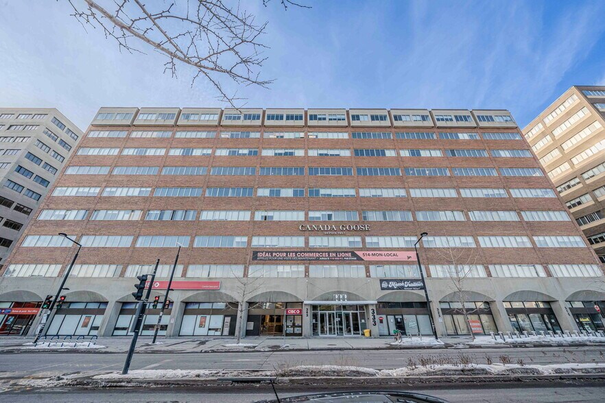 323-355 Rue Chabanel O, Montréal, QC à louer - Photo de l’immeuble – Image 2 sur 3