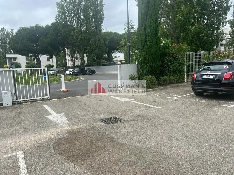 Bureau dans Nîmes à louer - Photo de l’immeuble – Image 2 sur 3