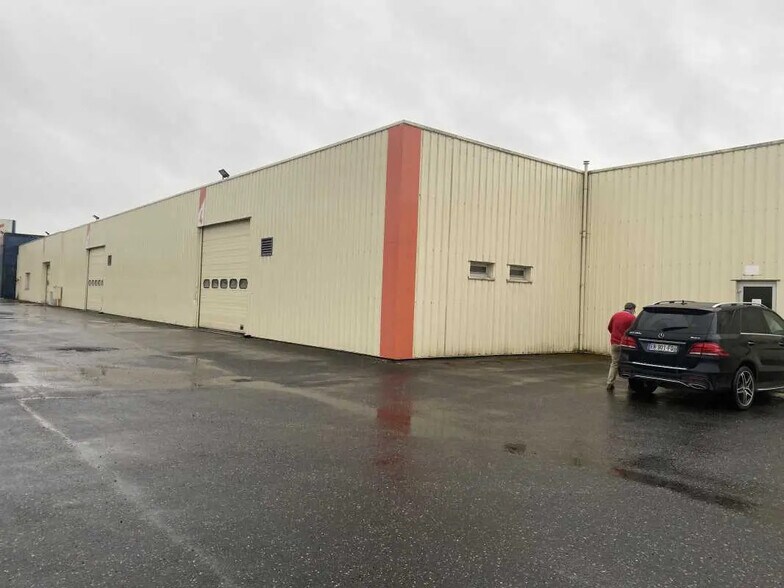 Local d'activités dans à vendre - Photo de l’immeuble – Image 3 sur 8