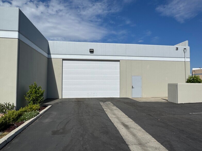 13201 Barton Cir, Santa Fe Springs, CA à louer - Photo de l’immeuble – Image 3 sur 17
