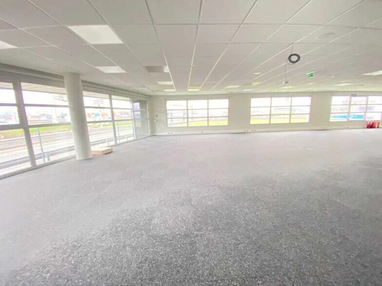 Bureau dans OULLINS-PIERRE-BÉNITE à vendre - Photo de l’immeuble – Image 2 sur 9