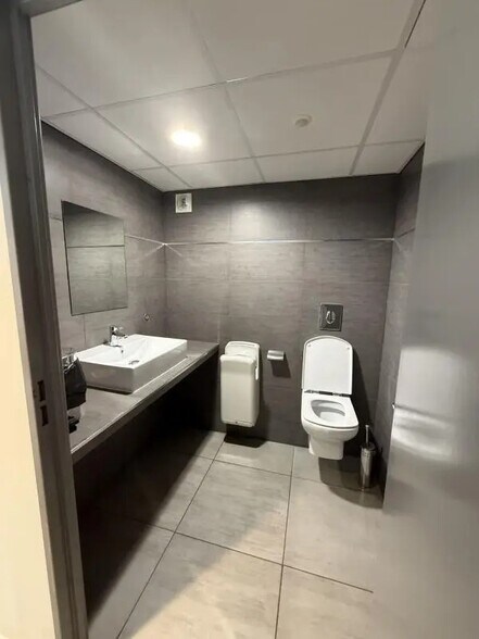 Bureau dans Fréjus à louer - Photo de l’immeuble – Image 3 sur 13