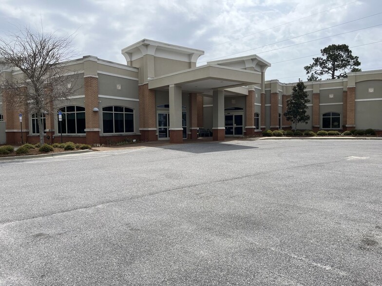1200 Gulf Breeze Pky, Gulf Breeze, FL à vendre - Photo principale – Image 2 sur 12