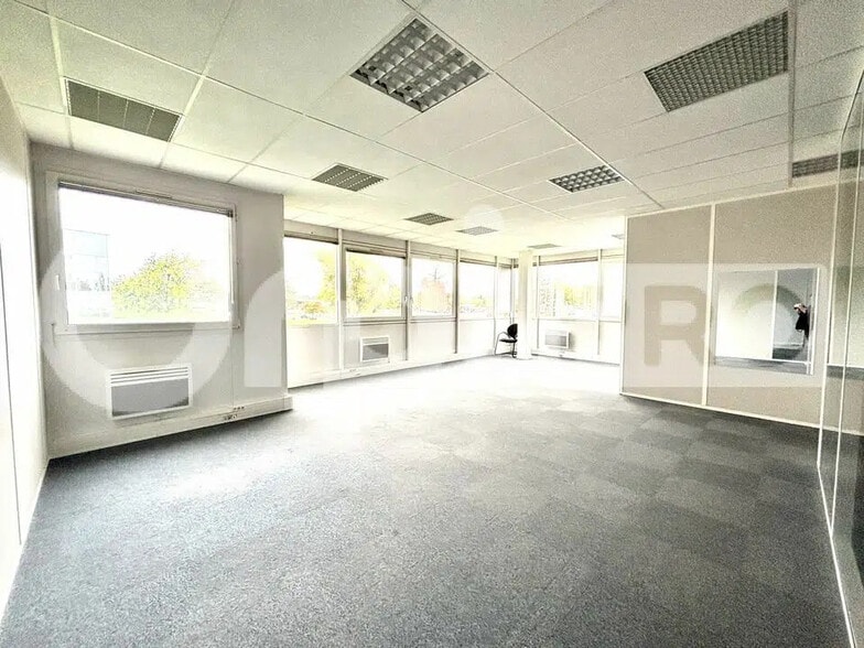 Bureau dans Compiègne à louer - Photo de l’immeuble – Image 2 sur 8