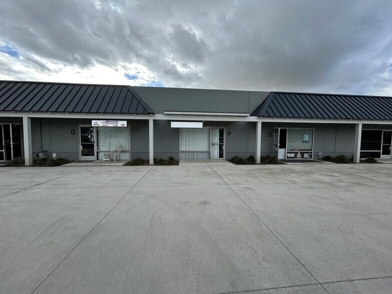 5842 McFadden Ave, Huntington Beach, CA à louer - Photo de l’immeuble – Image 2 sur 8