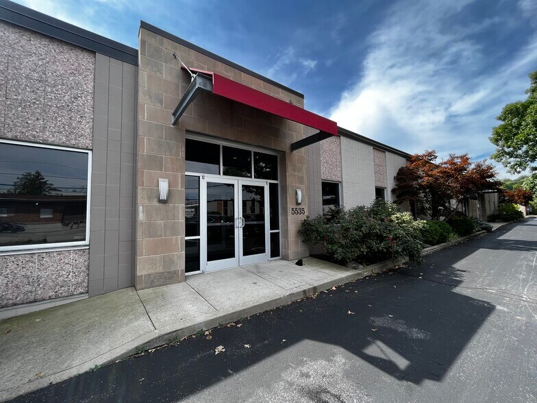 5533-5535 Fair Ln, Cincinnati, OH à louer - Photo de l’immeuble – Image 2 sur 10