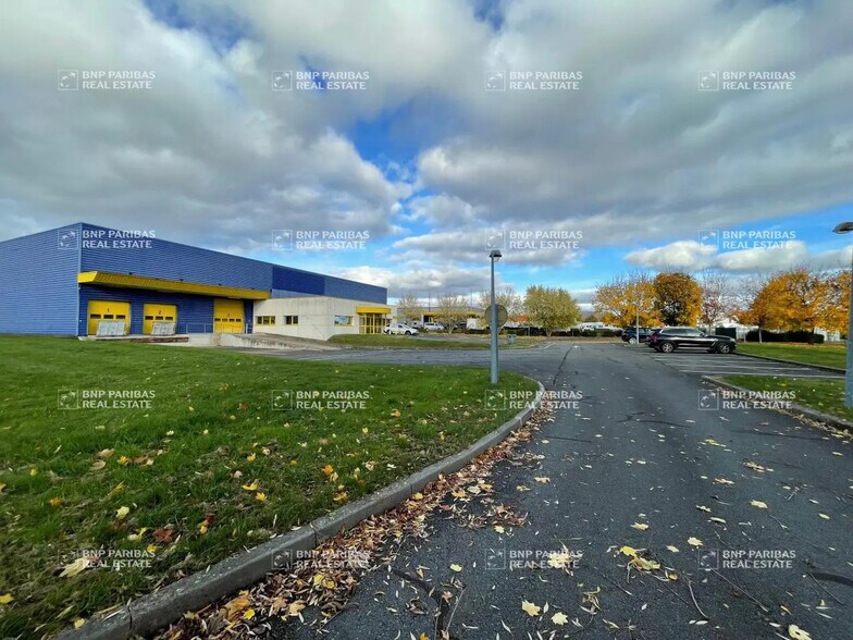Local d’activités dans Chécy à louer - Photo de l’immeuble – Image 1 sur 12