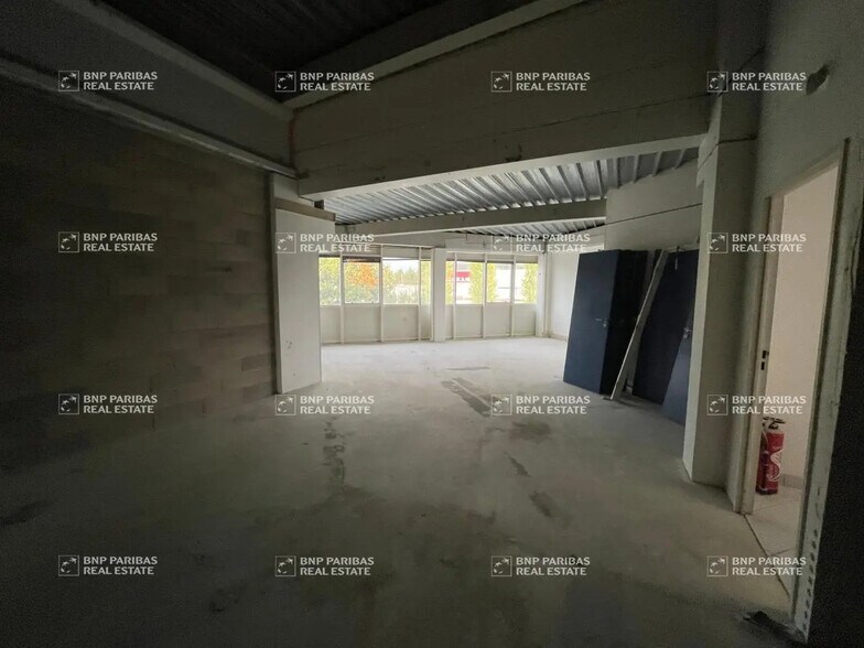 Local d'activités dans Fontenay-Trésigny à vendre - Photo de l’immeuble – Image 3 sur 4