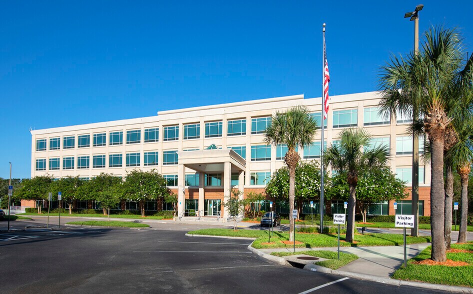 3620 Queen Palm Dr, Tampa, FL à louer - Photo de l’immeuble – Image 1 sur 24