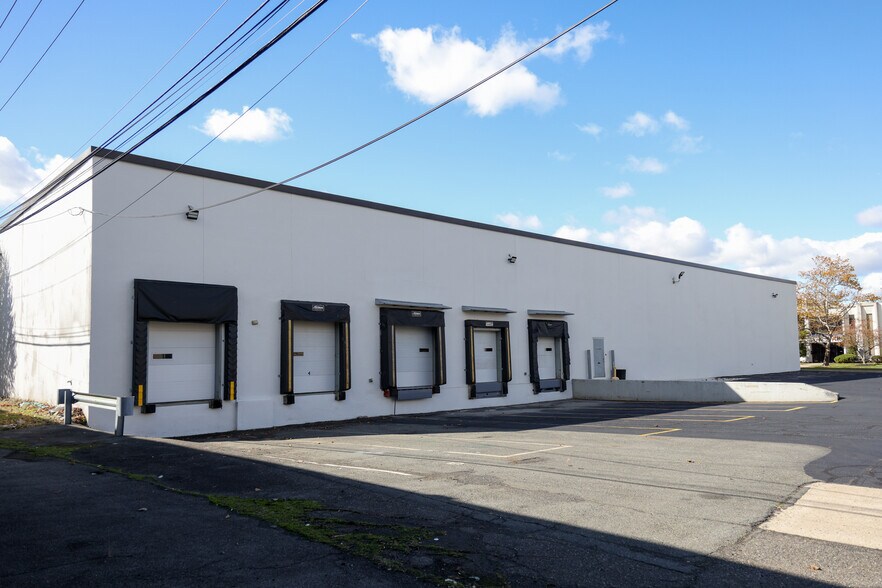 135 W Commercial Ave, Moonachie, NJ à louer - Photo de l’immeuble – Image 2 sur 9