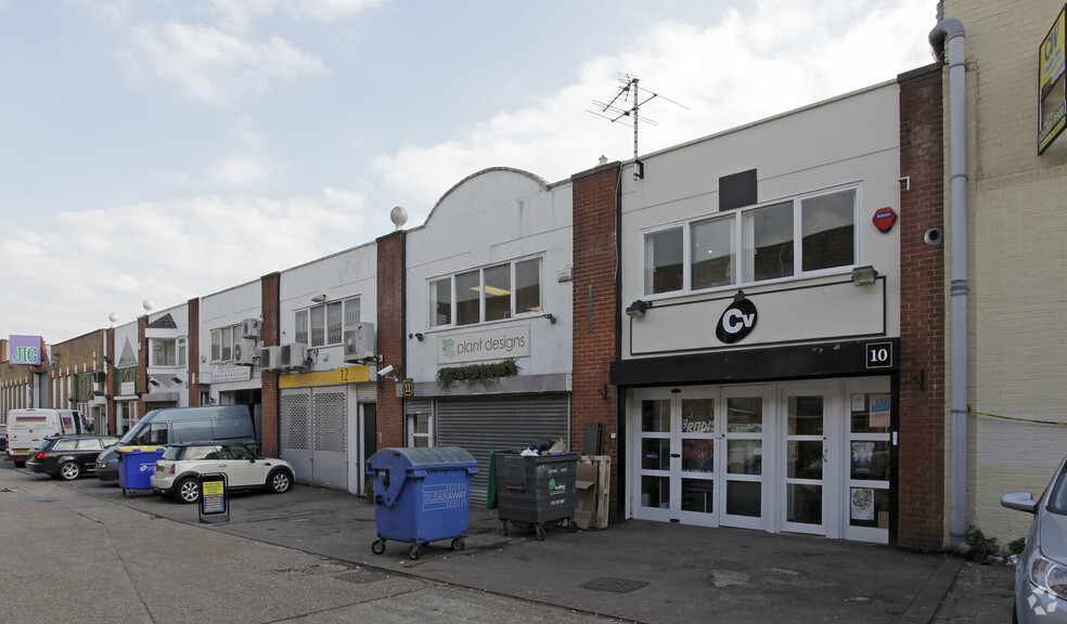 Allied Way, Londres à vendre - Photo principale – Image 1 sur 5