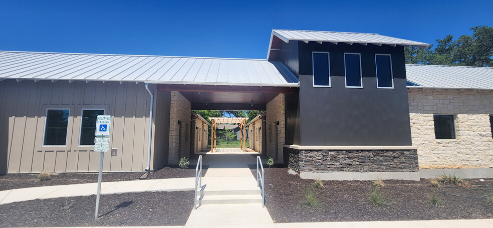 614 Frey St, Boerne, TX à louer - Photo de l’immeuble – Image 3 sur 8