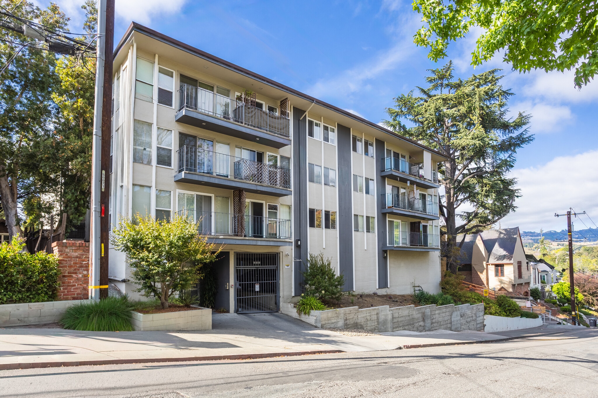 671 Vernon St, Oakland, CA à vendre Photo de l’immeuble– Image 1 sur 21