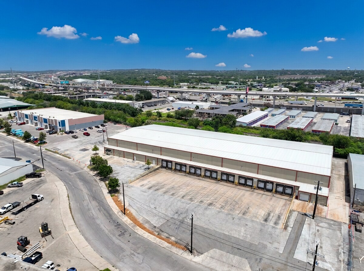 9610 Ball St, San Antonio, TX à louer Photo de l’immeuble– Image 1 sur 6