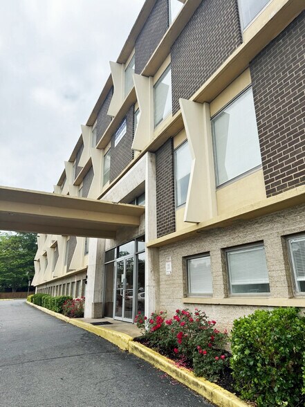 900 S Washington St, Falls Church, VA à louer - Photo de l’immeuble – Image 3 sur 8