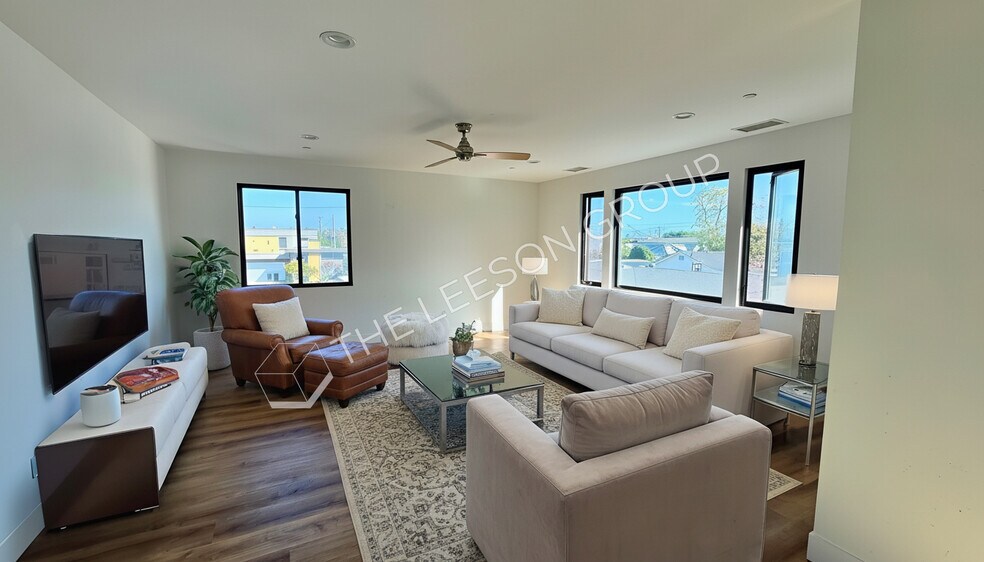 2214 Elden Ave, Costa Mesa, CA à vendre - Photo de l’immeuble – Image 3 sur 12