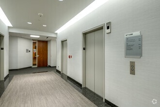 330 E Kilbourn Ave, Milwaukee, WI à louer Photo intérieure– Image 1 sur 5