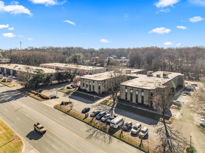 8025 North Point Blvd, Winston-Salem, NC à louer - Photo de l’immeuble – Image 3 sur 33