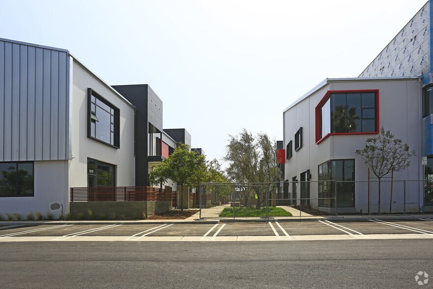 701-723 N Douglas St, El Segundo, CA à louer - Photo de l’immeuble – Image 2 sur 5