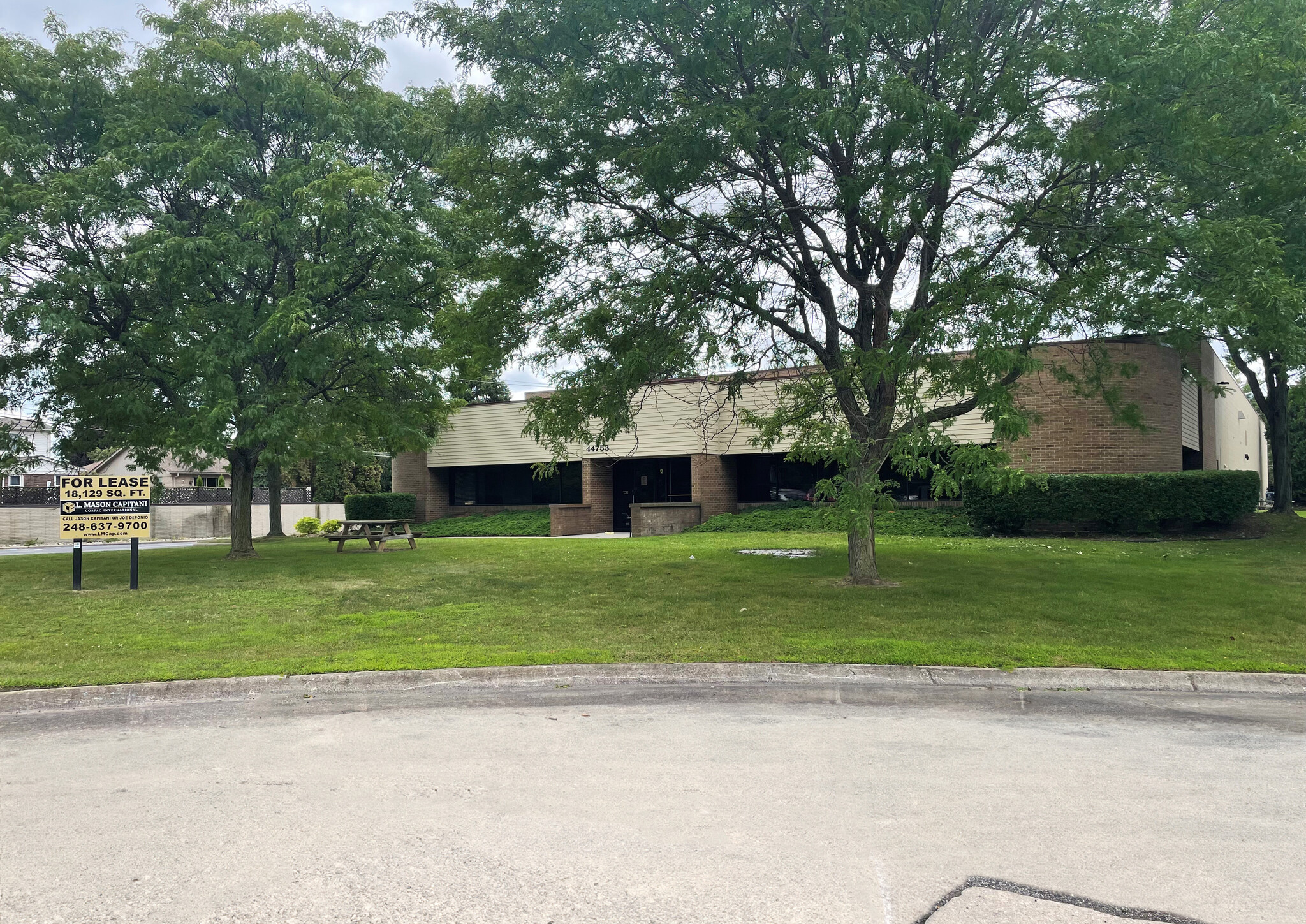 44753 Centre Ct, Clinton Township, MI à louer Photo de l’immeuble– Image 1 sur 5