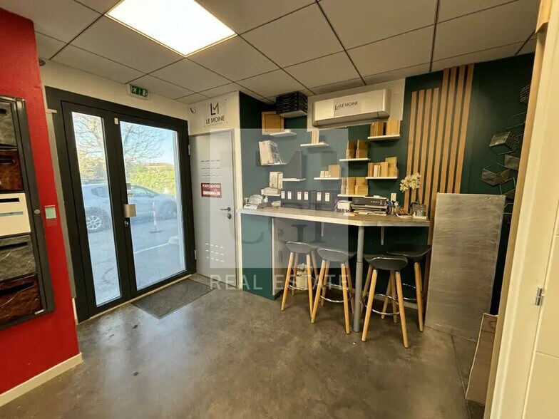 Bureau dans Saint-Laurent-de-Mure à vendre - Photo de l’immeuble – Image 3 sur 12