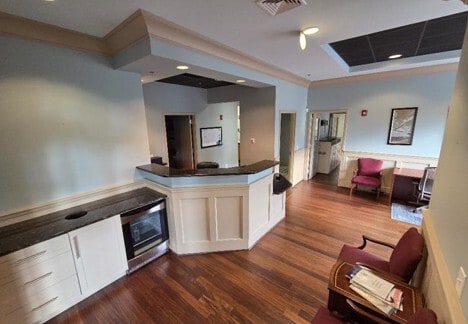 710 Military Cutoff Rd, Wilmington, NC 28405 - Lot 250 - - Hall d’entrée - Image 1 of 2