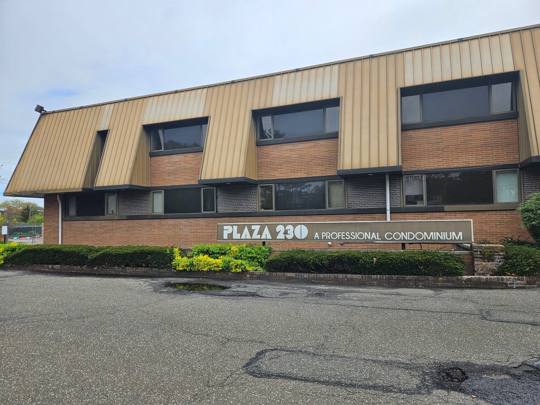 230 Hilton Ave, Hempstead, NY à vendre Photo de l’immeuble– Image 1 sur 3