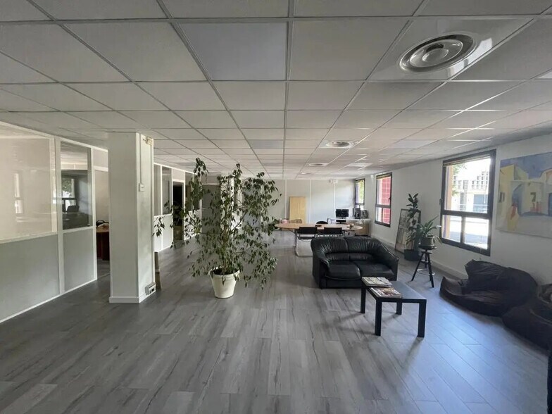 Bureau dans Marseille à louer - Photo de l’immeuble – Image 2 sur 8